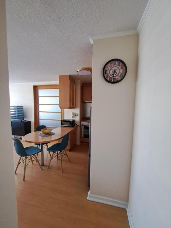 une cuisine et une salle à manger avec une table et des chaises dans l'établissement Depto central 2, à Viña del Mar