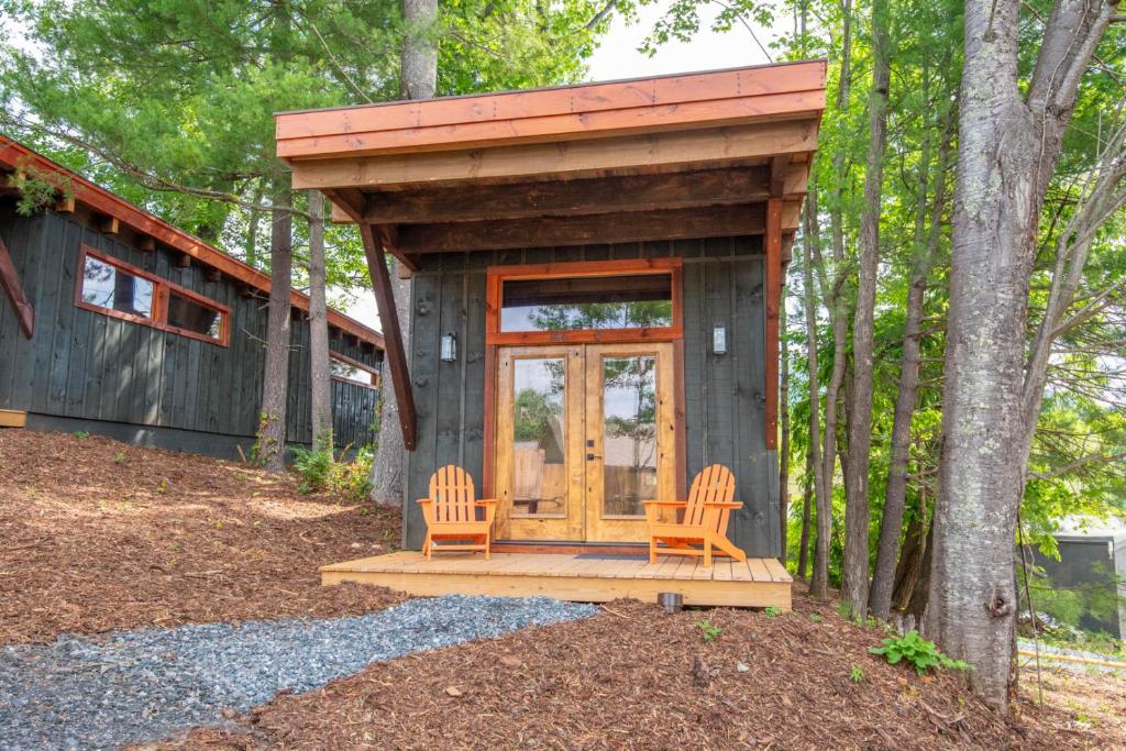 Κήπος έξω από το 1 Mile to Downtown West Jefferson Camping Cabin #5