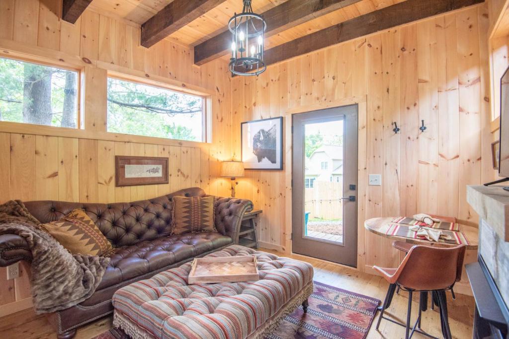 Χώρος καθιστικού στο 1 Mile to Downtown West Jefferson Camping Cabin #6