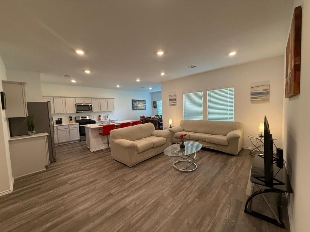 un salon avec deux canapés et une cuisine dans l'établissement Cozy Magnolia 4BR 3BA Family Home Retreat, à Magnolia