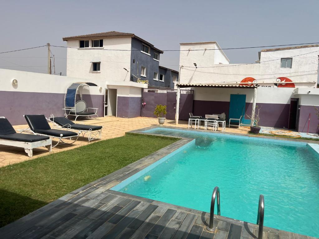 a swimming pool on the roof of a building at Hébergement Centre Culturel Dieufe Dieule in Somone