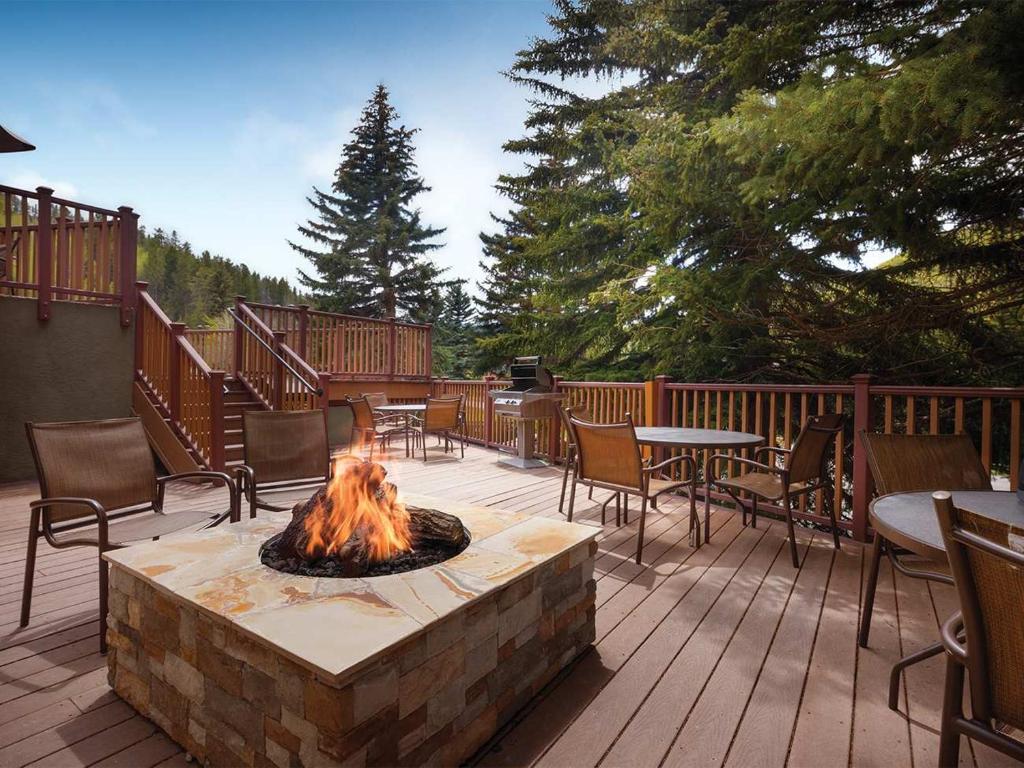 - un foyer extérieur sur une terrasse avec des tables et des chaises dans l'établissement Marriott's StreamSide - Evergreen 2BR Apartment with Resort Access, à Vail