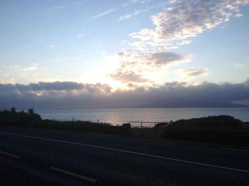 Blick auf den Ozean von einer Autobahn in der Unterkunft Seabreeze Apartment in Westport