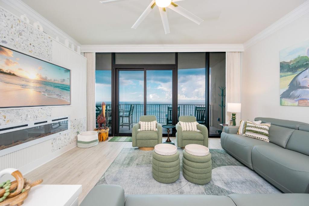 オレンジビーチにあるPhoenix X 102 condoの海の見えるリビングルーム