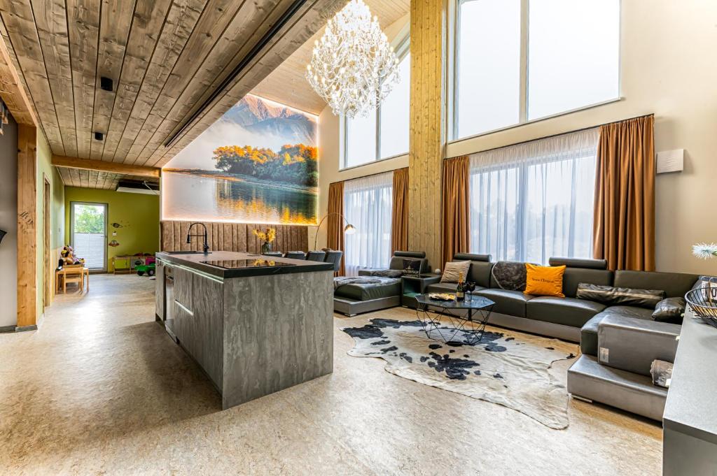 sala de estar amplia con sofá y mesa en Chalet SiSa, en Ižipovce