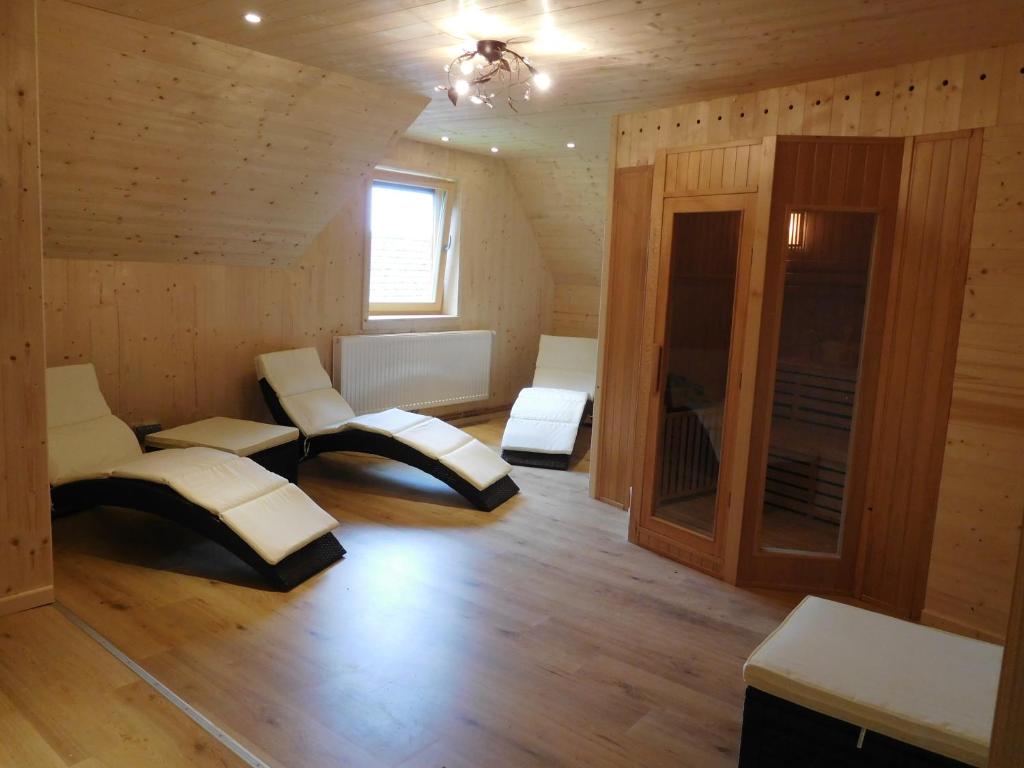 una stanza con due divani e sedie in una cabina di Almhütte Grosserhütte a Katschwald