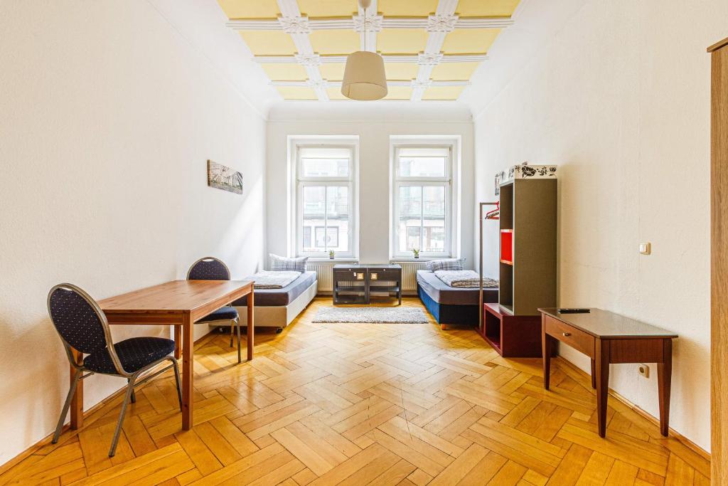 a living room with a table and a couch at Ein Zimmer in einer 5-Zimmer-Wohnung in Leipzig mit Gemeinschaftsküche und -Bad in Leipzig