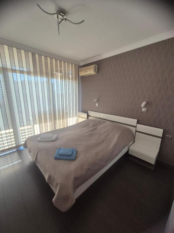 Un dormitorio con una cama grande y una ventana grande en Dolce Vita 2, Appartement, en Sveti Vlas