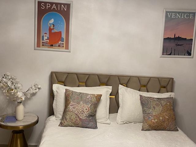 a bed with white sheets and pillows in a bedroom at ORAN MOBILART 4 PIECES MODERN apartement in Oran
