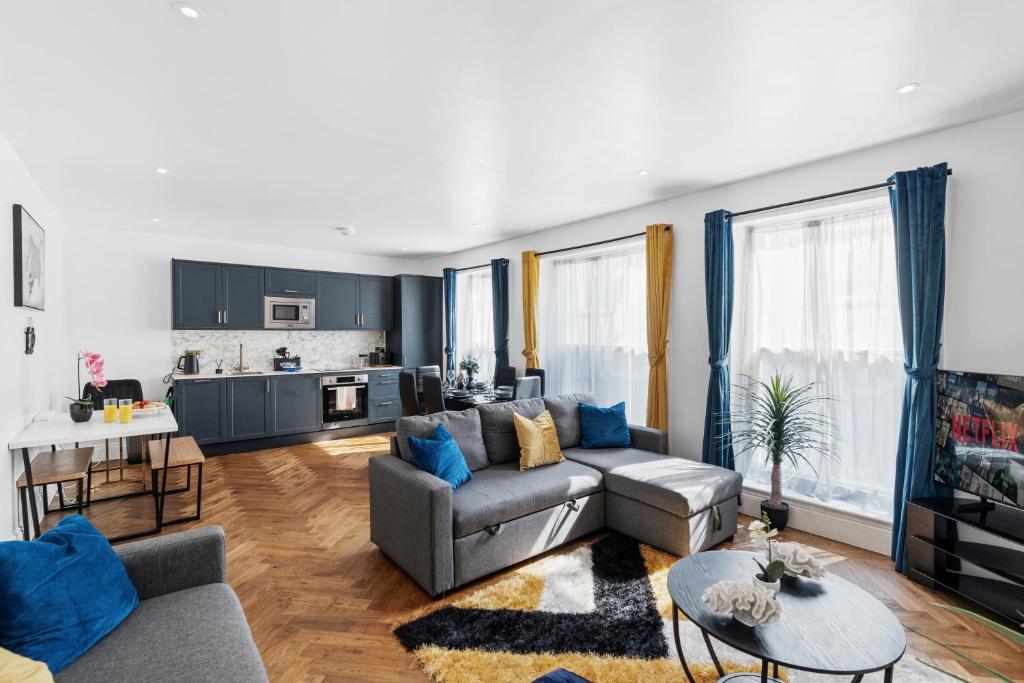 a living room with a couch and a table at The Lanes Brighton Short Stay 2Bed 2Bath Sleeps 8 in Brighton & Hove