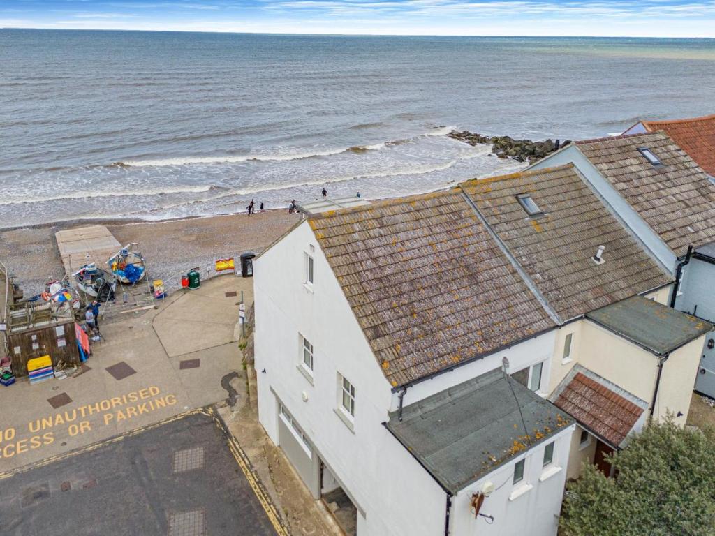 - une vue sur la plage et l'océan dans l'établissement Fishermans House, à Sheringham