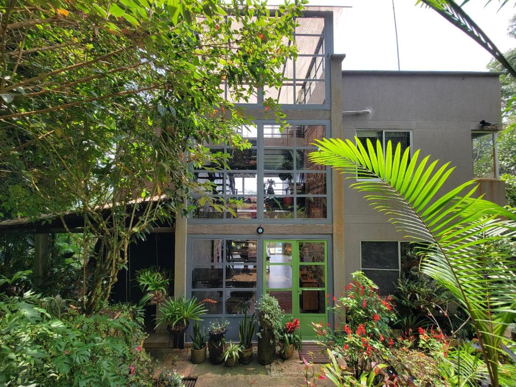 Κήπος έξω από το Casa Ashraya ecolodge