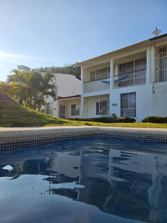 an empty swimming pool in front of a building at Departamento Playa Linda in Barrio Nuevo