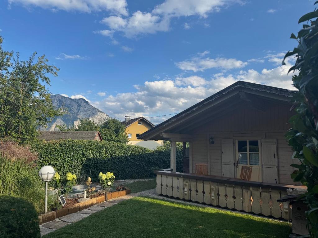 a house with a garden and mountains in the background at Ferienwohnung Top 5 in Altmünster