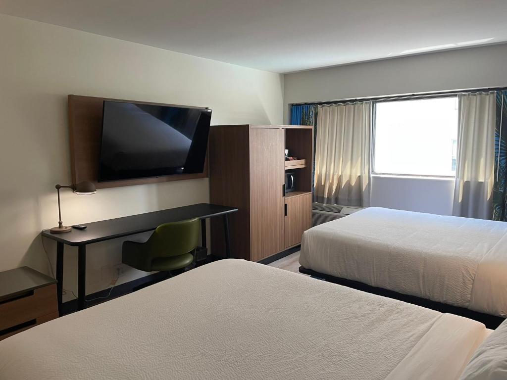 Ένα ή περισσότερα κρεβάτια σε δωμάτιο στο Fairfield by Marriott Inn & Suites Charleston Downtown