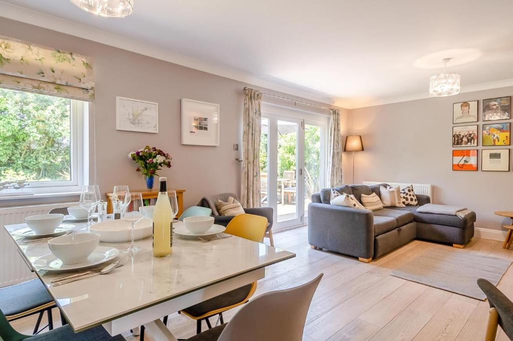 Un comedor y una sala de estar con mesa y sillas. en Number Eight, en Westleton