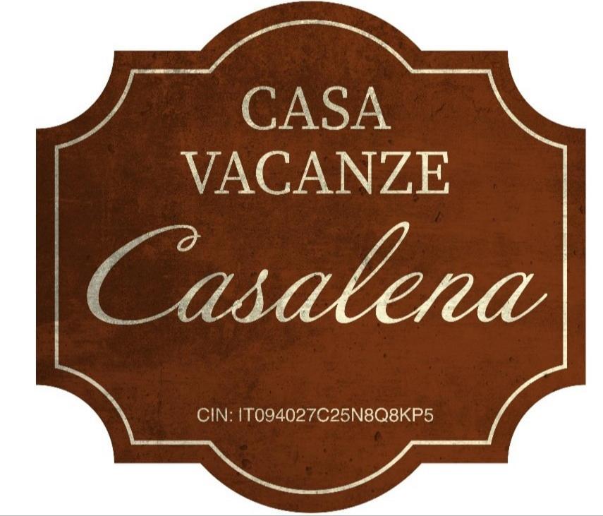 ein braunes Schild mit der Aufschrift Casa Vacanza Cazaaza in der Unterkunft Casa vacanze Casalena 
