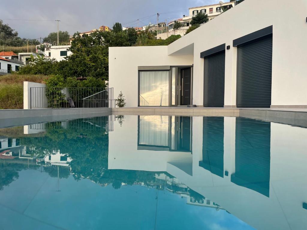 una casa con una piscina di fronte di Sun Temple by Madeira Holiday Rentals a Ribeira Brava