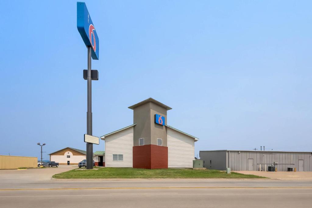 Un pequeño edificio con un cartel de calle delante. en Motel 6 North Sioux City, SD I 29 North, en North Sioux City