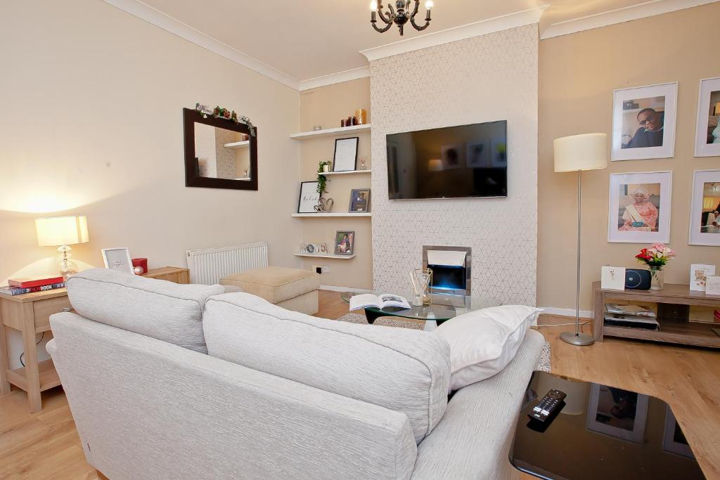 リバプールにあるAnfield Apartmentの白いソファとテレビのあるリビングルーム
