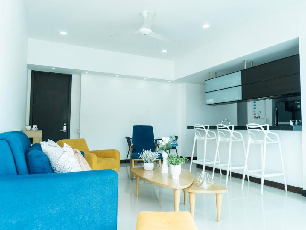 a living room with a blue couch and a table at Apt Platinum Rodadero 9C in Estación El Salto