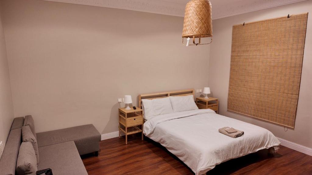 Postel nebo postele na pokoji v ubytování A2 Modern Studio - Self Entry - استديو حديث دخول ذاتي