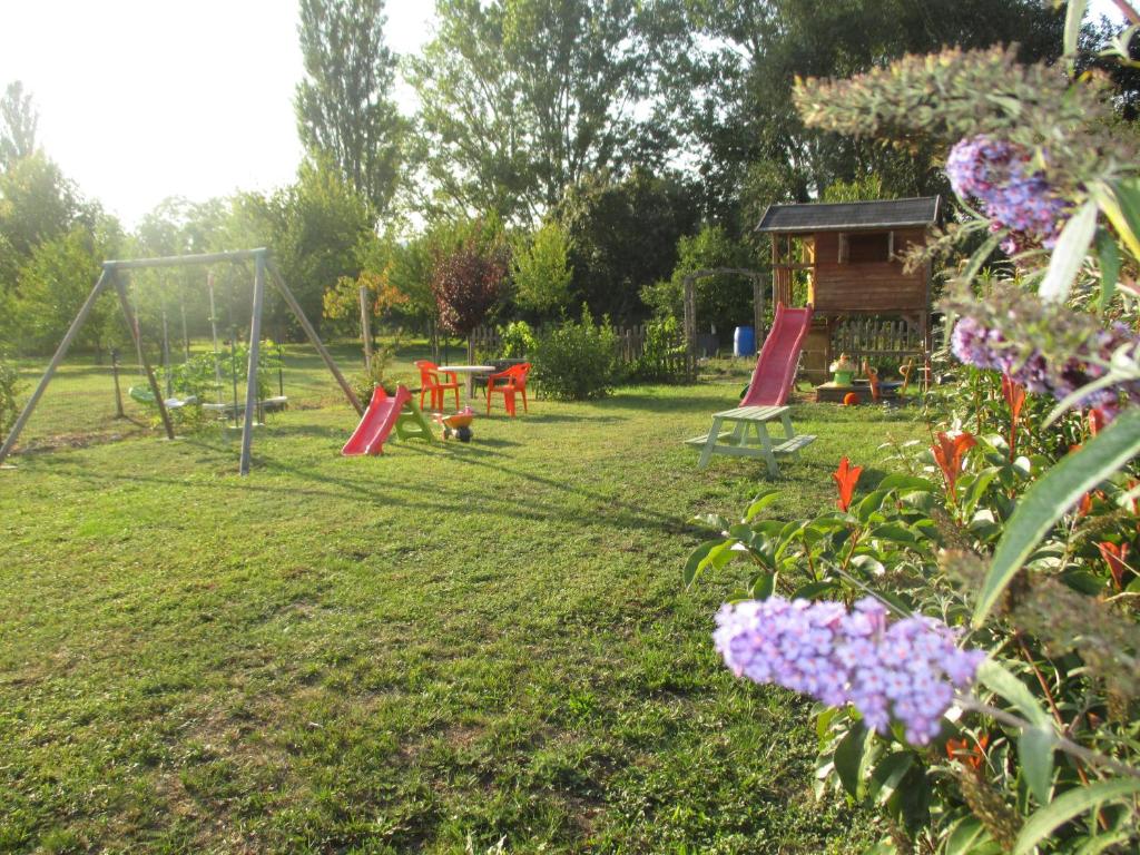 a yard with a playground with a swing at Like Home in Steinbourg
