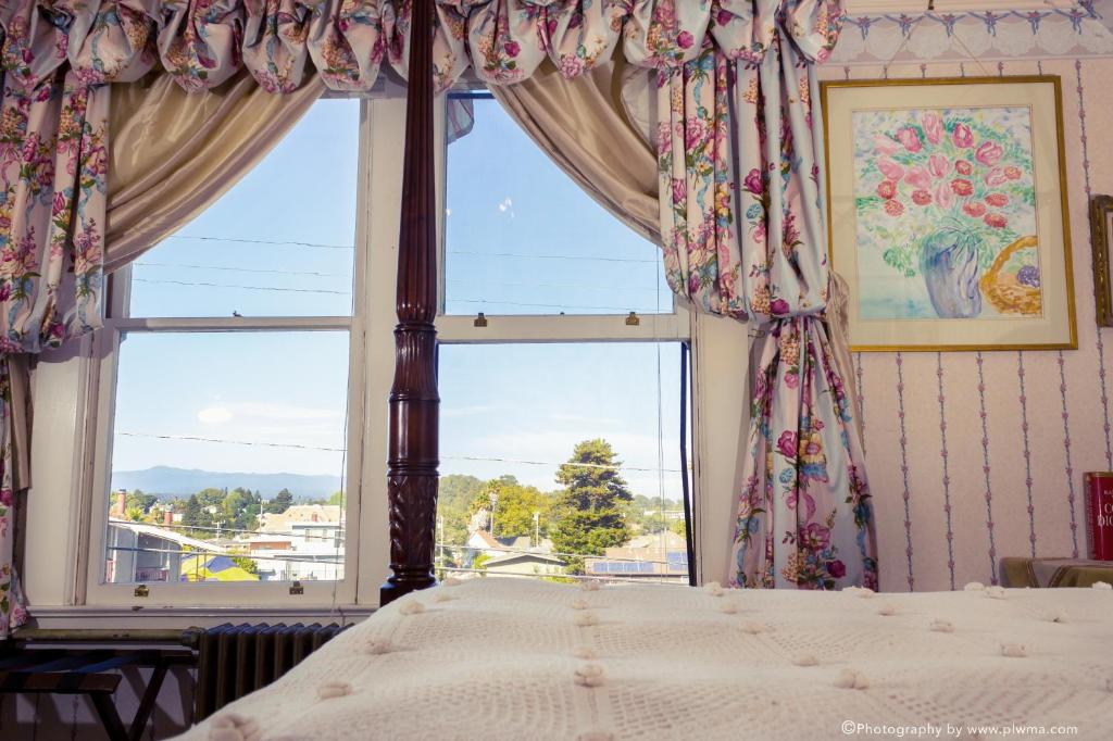 Voodi või voodid majutusasutuse Cliff Crest Bed and Breakfast Inn toas