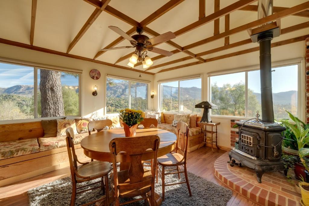 Χώρος καθιστικού στο Secluded Mountain Hideaway Less Than 8 Miles to Bass Lake!