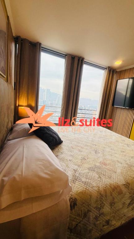 a bedroom with a bed and a large window at MODERNO TURISTICO Y EJECUTIVo in Santiago