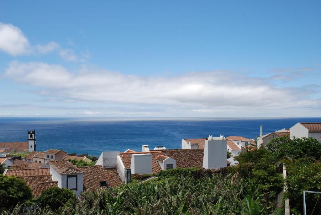 ラゴアにあるCantinho do Céu Santa Cruzの海を背景にした丘の上の村