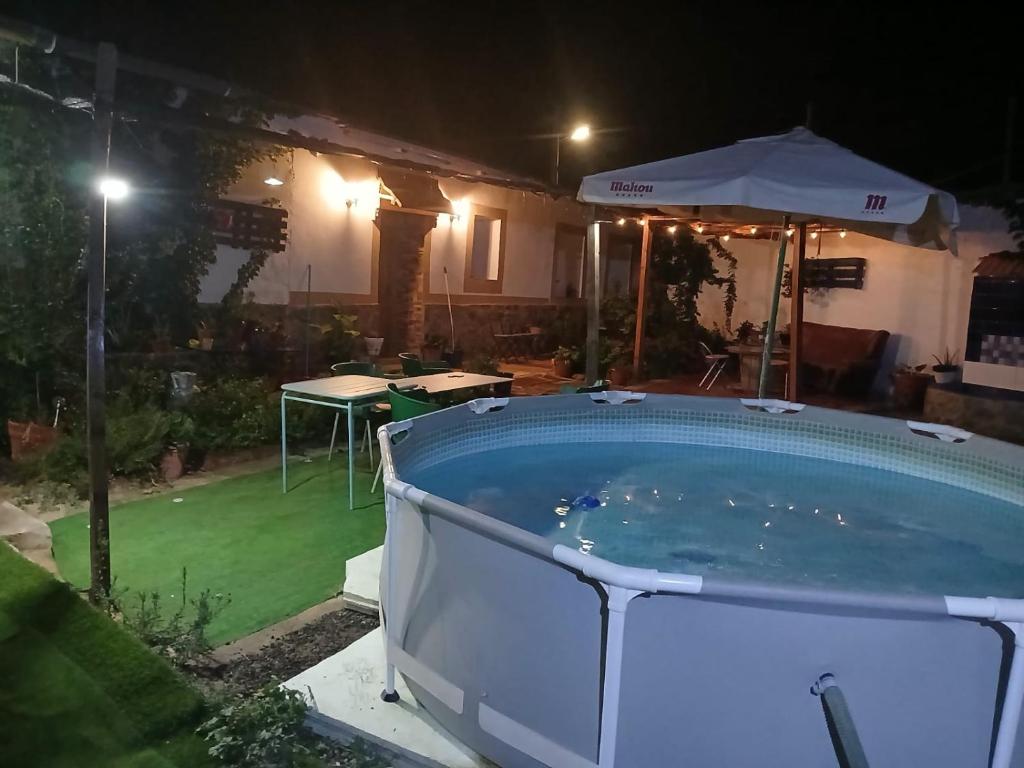 VillaminayaにあるCasa de huéspedesの夜間の裏庭のホットタブ