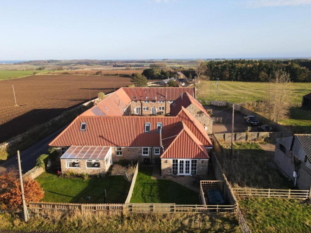 una vista aérea de una gran casa con techos rojos en Old Farm, en Warenford