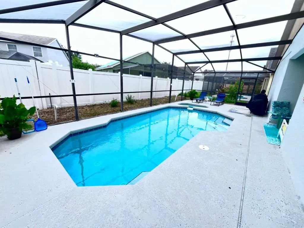 Spacious 2 en-suite BR, pool & spa retreat