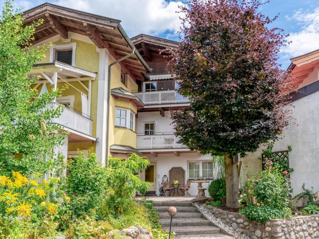 een huis met een boom ervoor bij Rosenberger I und II in Hopfgarten im Brixental