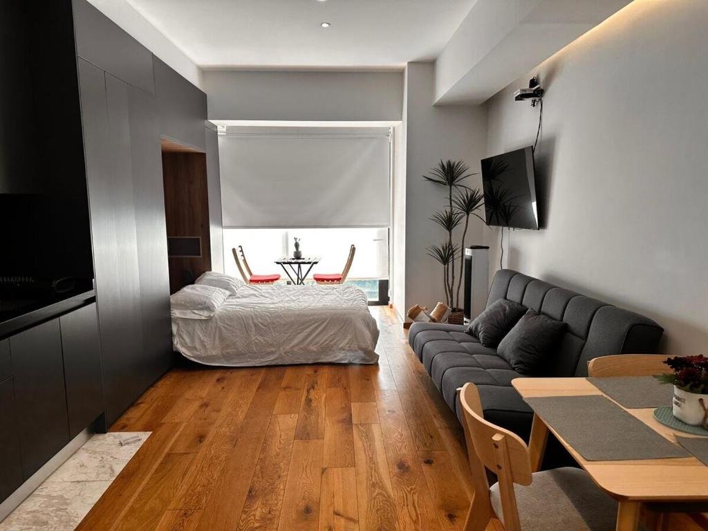 una sala de estar con un sofá y una mesa en Apartment in North Rome, en Ciudad de México