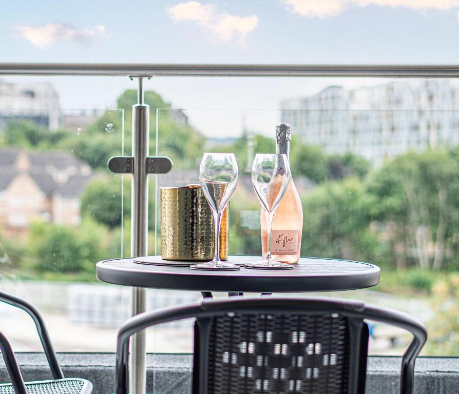 Unique 2-Bed, 2-Bath Apartment with Private Terrace, Near Leeds Bus Station & City Centre 7