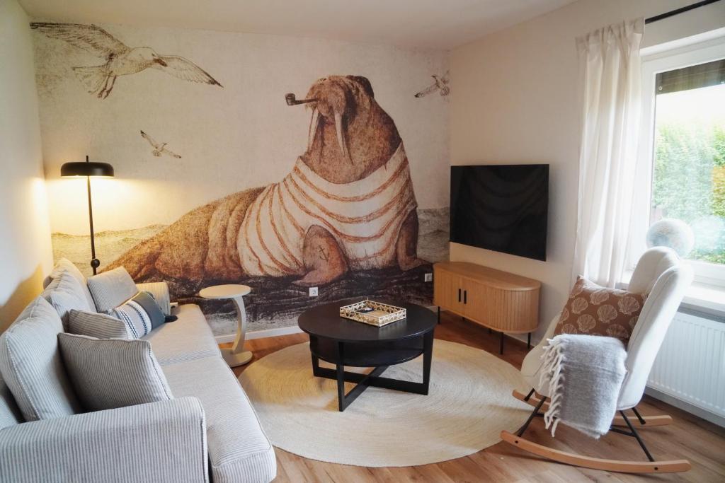 un salon avec une grande fresque murale représentant un chien sur le mur dans l'établissement Küstenbutze Büsum, à Büsum