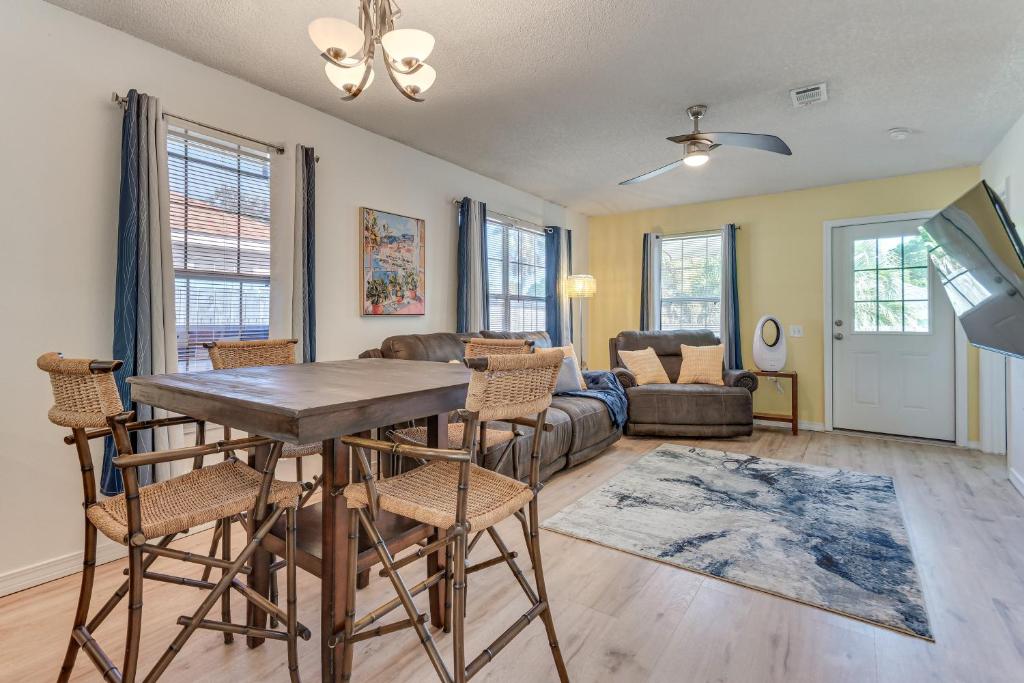 una sala de estar con una mesa y sillas en 11 Mi to Beach Quiet Gulf Breeze Gem Near Dtwn, en Gulf Breeze