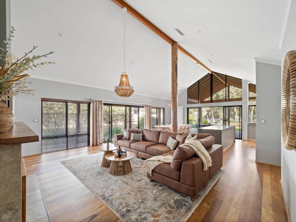 un soggiorno con un divano e un tavolo di Bickley's Place - A Luxury Retreat on the Golf Green a Dunsborough
