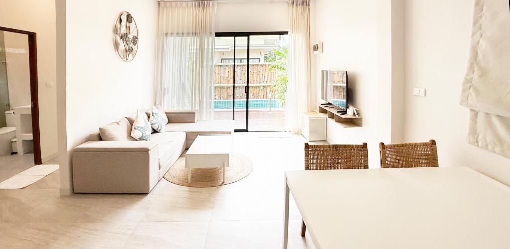 salon z kanapą i stołem w obiekcie Sri Thanu Escape 2 w mieście Baan Srithanu