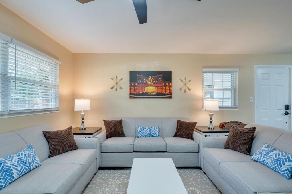 Χώρος καθιστικού στο FSU Seminole SpearIt House