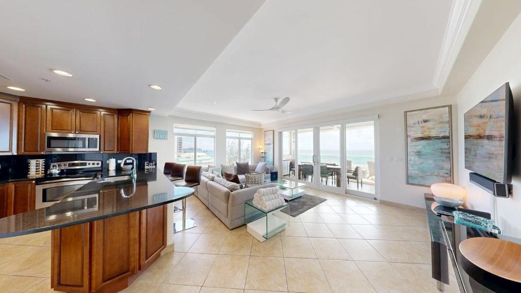 eine Küche und ein Wohnzimmer mit Meerblick in der Unterkunft South Bay Beach Club #31- 3 Bedroom 2 Bathroom Unit in George Town