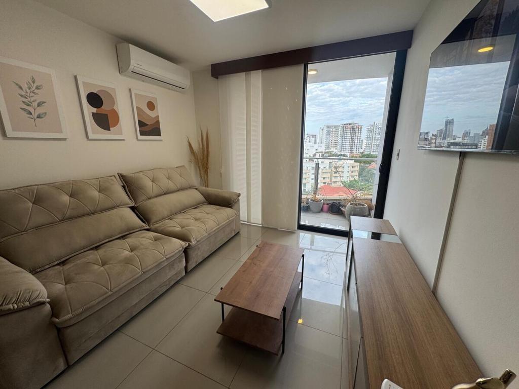 un salon avec un canapé et une table basse dans l'établissement Beautiful Family Apartment with Pool WiFi Central Team, à Santa Cruz de la Sierra