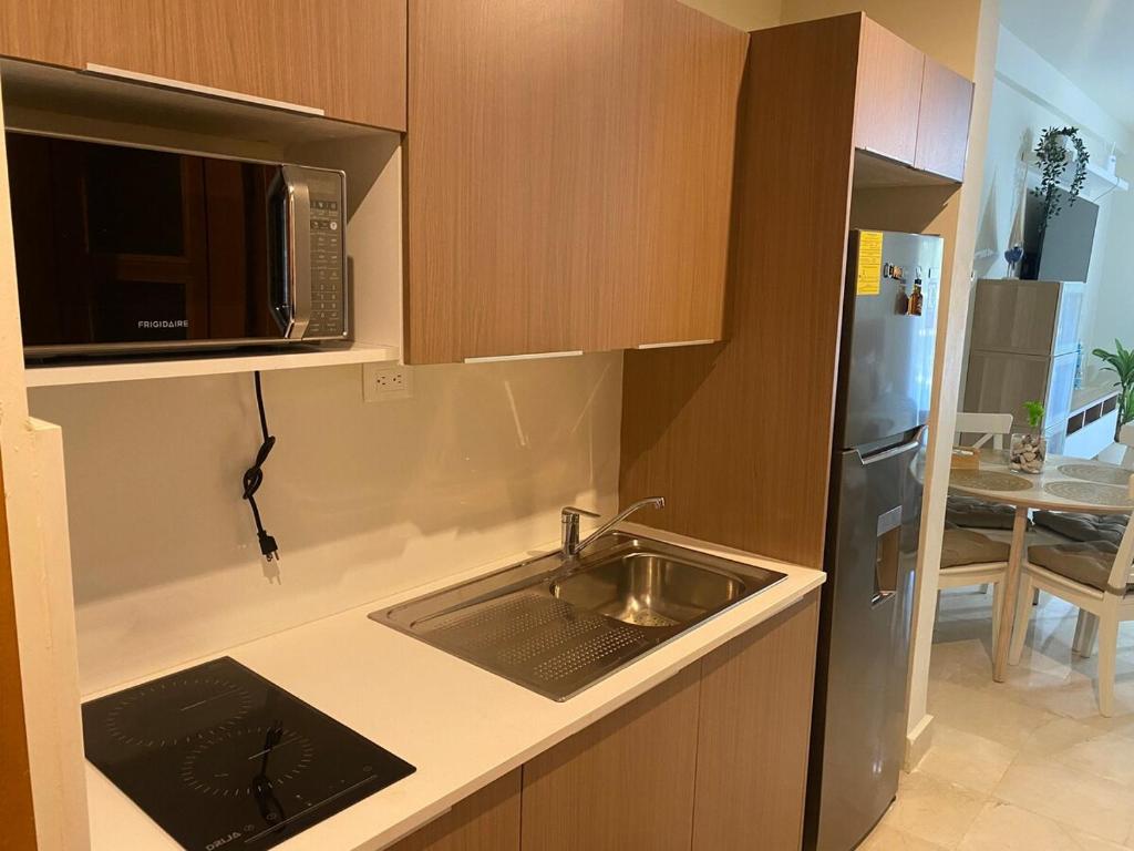 a kitchen with a sink and a microwave at Apartamento en Puerto Plata Marien Residences in Puerto Plata