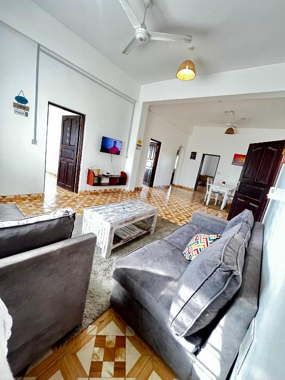 ワタムにあるZuri homes 1,2or 3 Bedrooms watamuのソファとテーブルのあるリビングルーム