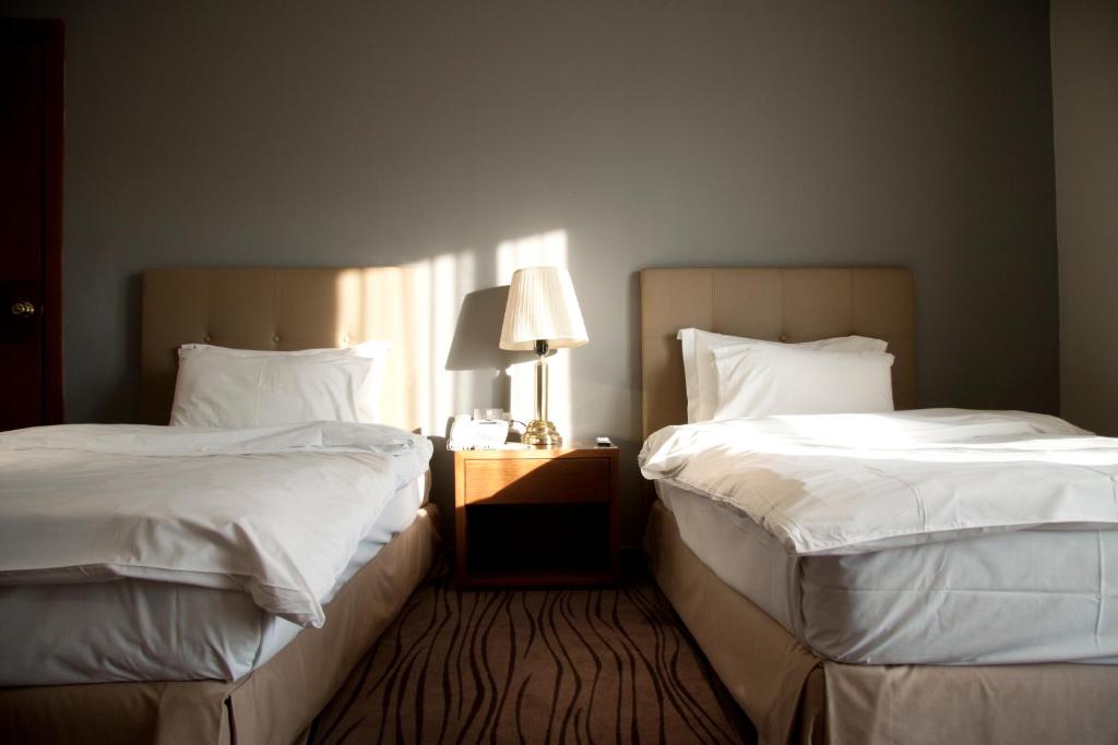 Postel nebo postele na pokoji v ubytování Plaza Hotel Beirut