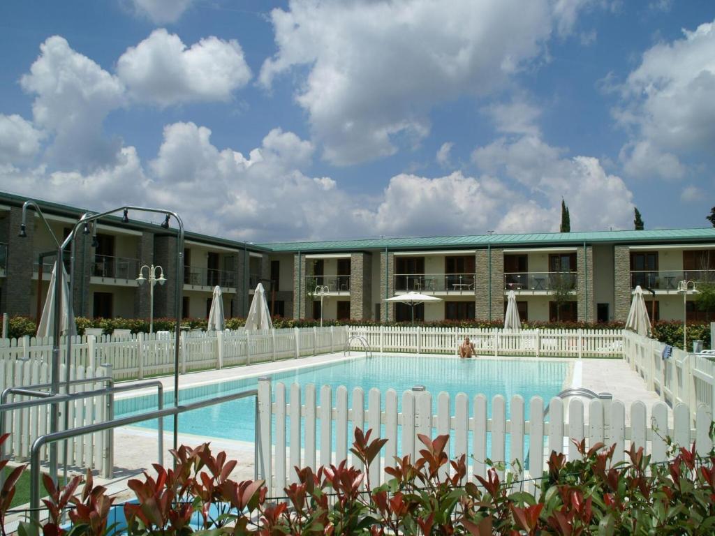 une piscine devant un hôtel dans l'établissement Apartment in Tuscany near Chianti Vineyards, à Tavarnelle in Val di Pesa
