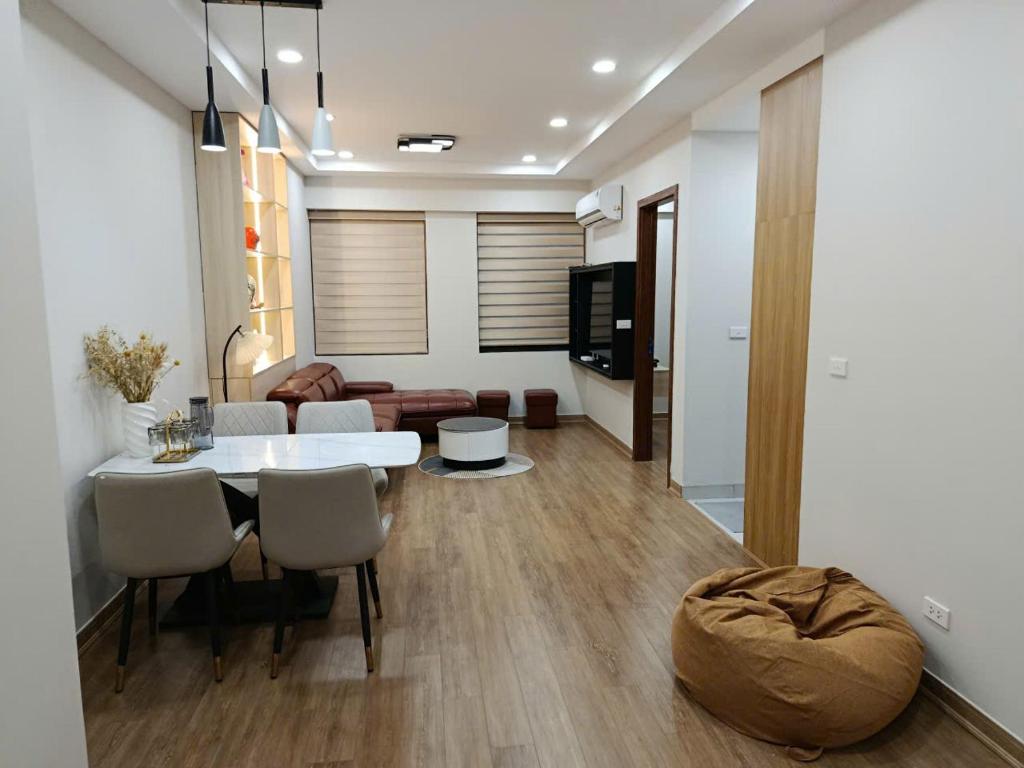 Una sala de estar con una mesa y sillas y un sofá. en HomeStay Old Quarter Hai Phong, en Hai Phong