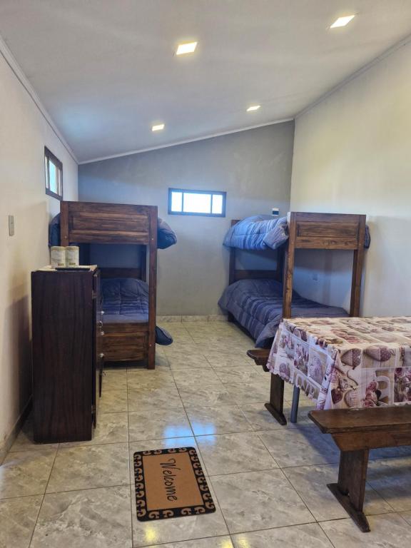 una habitación con dos literas y una mesa en Hospedaje El Quincho2, en Gobernador Gregores
